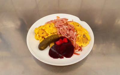 Bauernfrühstück mit Gurke und rote Bete Salat