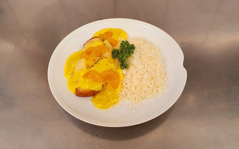 Hähnchenbrustfilet mit Ananas in Currysauce und Reis